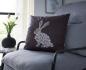 Preview: Kissenhülle "Hase" 45x45 cm in schwarz, mit geometrischem Hasenmotiv, Rückseite weiß, Kissenbezug, Zierkissenbezug