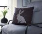 Preview: Kissenhülle "Hase" 45x45 cm in schwarz, mit geometrischem Hasenmotiv, Rückseite weiß, Kissenbezug, Zierkissenbezug
