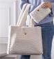 Preview: Tasche + Kosmetiktasche "Kuschelweich" in offwhite, Damen Handtasche mittelgroß, weiß, Henkeltasche, Schultertasche, Taschenset