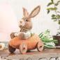 Preview: Dekofigur "Hoppelmobil" Osterhase in Karotte, Osterdeko aus Stroh & Textil, 39 cm lang, Osterfigur, Deko Ostern