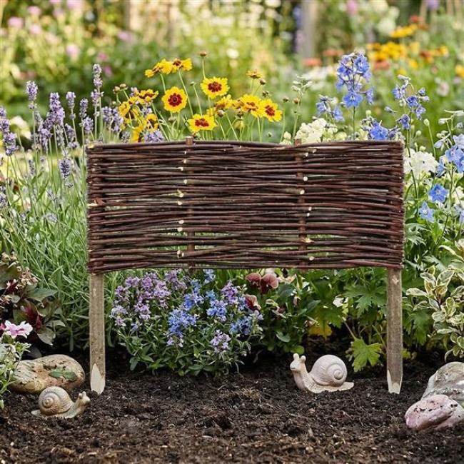 Preview: Gartenstecker "Weidenzaun" 50x20 cm, Beetbegrenzung aus Weide & Holz, Rasenkante, Beetzaun, Beeteinfassung, Staketenzaun