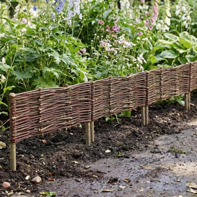 Preview: Gartenstecker "Weidenzaun" 50x20 cm, Beetbegrenzung aus Weide & Holz, Rasenkante, Beetzaun, Beeteinfassung, Staketenzaun