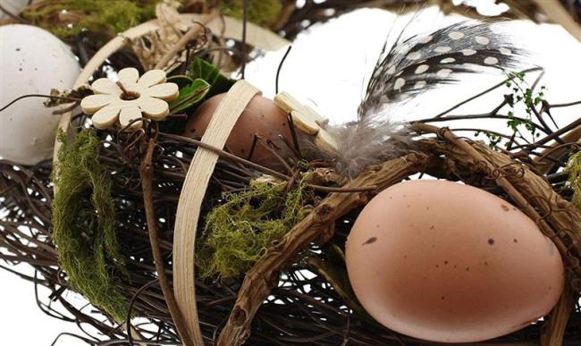 Osterkranz Ø 30 cm, Reisig mit Moos, Holzblumen & Eier, Wandkranz Tischkranz Dekokranz
