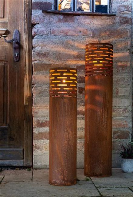 Preview: 2x Windlichtsäule "Rost-Säule" aus Metall mit Rost Finish, 75 + 95 cm hoch, Outdoor Windlicht, Kerzenständer groß, Dekosäule mit Kerzenglas, Gartendeko für Draußen