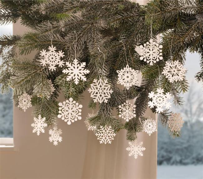 Preview: 18 Dekohänger "Schneeflocke" aus Holz, weiß, Weihnachtsbaumschmuck