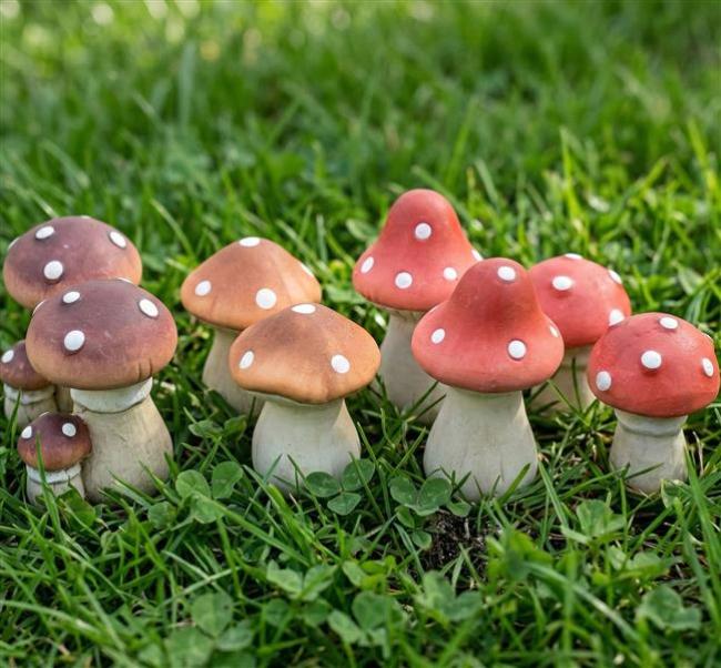 Preview: 8 kleine Fliegenpilze aus Terracotta, 5 - 7 cm hoch, Herbstdeko, Dekopilze, Dekofiguren Set