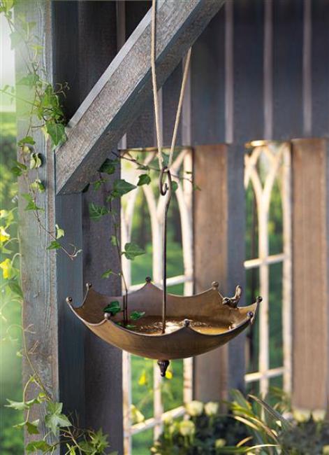 Vogeltränke "Schirm" aus Metall in Rost Optik, hängend, Vogelbad winterfest & frostsicher, Wasserschale, Balkon & Gartendeko für Draußen