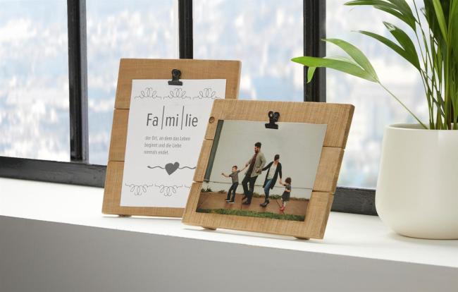 2x Fotohalter "Wood" aus Holz, Aufsteller im Hoch- und Querformat, Kartenhalter mit Klammern, Bilderhalter
