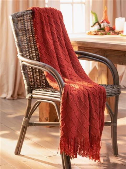 Preview: Kuscheldecke in rotbraun mit Rautenmuster und Fransen.