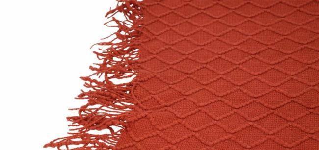 Preview: Kuscheldecke "Carmine" rotbraun, mit Rautenmuster und Fransen, 120x152 cm, Couchdecke, Sofadecke