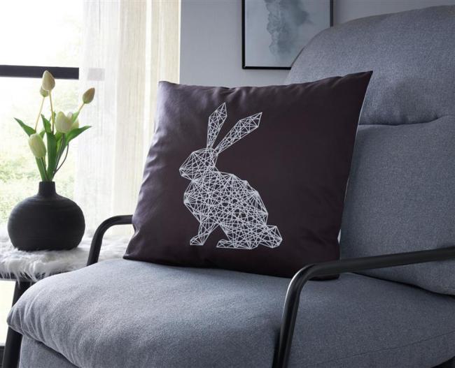 Preview: Kissenhülle "Hase" 45x45 cm in schwarz, mit geometrischem Hasenmotiv, Rückseite weiß, Kissenbezug, Zierkissenbezug
