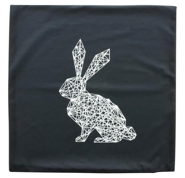 Preview: Kissenhülle "Hase" 45x45 cm in schwarz, mit geometrischem Hasenmotiv, Rückseite weiß, Kissenbezug, Zierkissenbezug