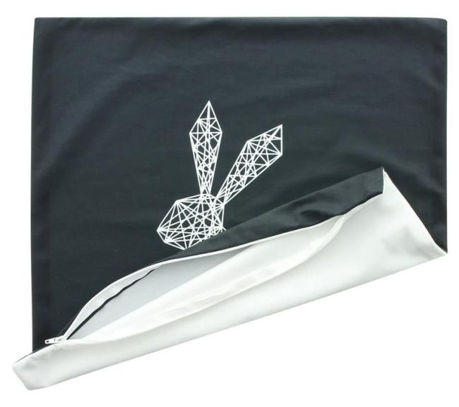 Kissenhülle "Hase" 45x45 cm in schwarz, mit geometrischem Hasenmotiv, Rückseite weiß, Kissenbezug, Zierkissenbezug