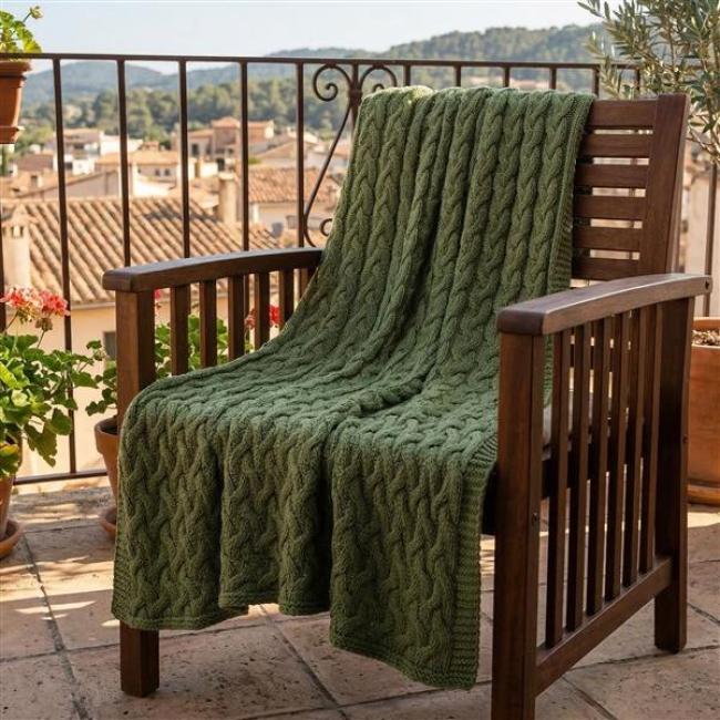 Preview: Kuscheldecke "Zopmuster" in grün, 127x152 cm, weiche Wohndecke, Sofadecke, Couchdecke