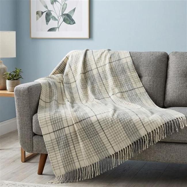 Preview: Kuscheldecke "Fringes" in weiß / grau, 150x200 cm, 70% Baumwolle, hochwertige Wohndecke, Sofadecke, Couchdecke
