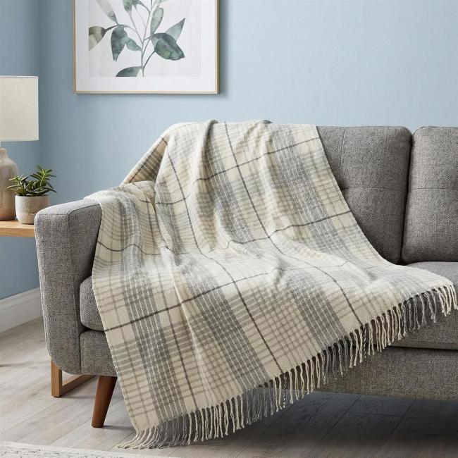 Kuscheldecke "Fringes" in weiß / grau, 150x200 cm, 70% Baumwolle, hochwertige Wohndecke, Sofadecke, Couchdecke