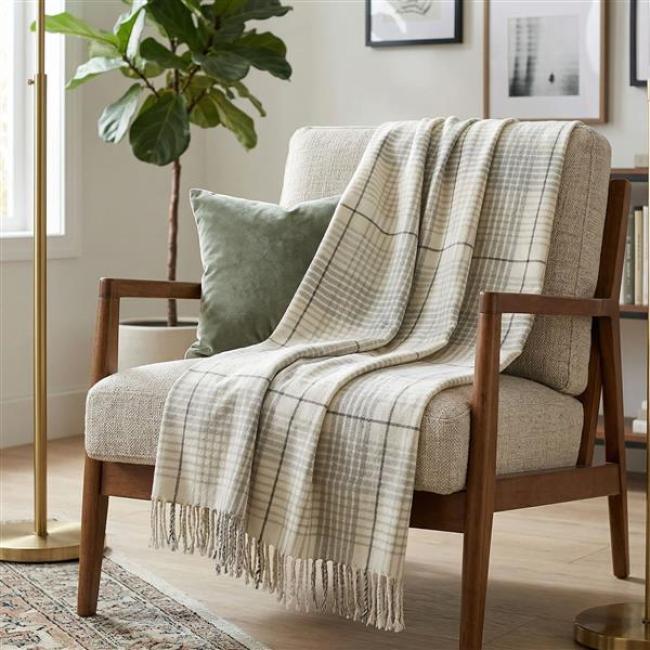 Preview: Kuscheldecke "Fringes" in weiß / grau, 150x200 cm, 70% Baumwolle, hochwertige Wohndecke, Sofadecke, Couchdecke