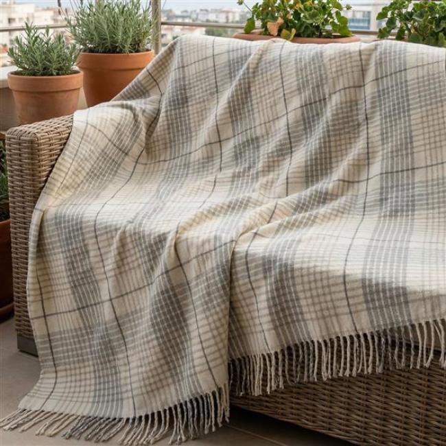 Preview: Kuscheldecke "Fringes" in weiß / grau, 150x200 cm, 70% Baumwolle, hochwertige Wohndecke, Sofadecke, Couchdecke