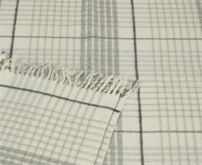 Kuscheldecke "Fringes" in weiß / grau, 150x200 cm, 70% Baumwolle, hochwertige Wohndecke, Sofadecke, Couchdecke