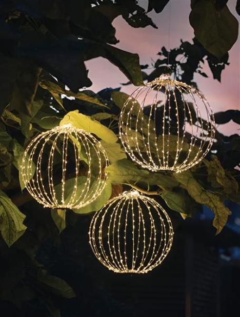 Preview: LED-Kugel "Shine" aus Metall, silber, mit ca. 384 LED, Leuchtkugel  mit Timer, Dekokugel Ø 40cm, Balkon- und Gartendeko für Draußen