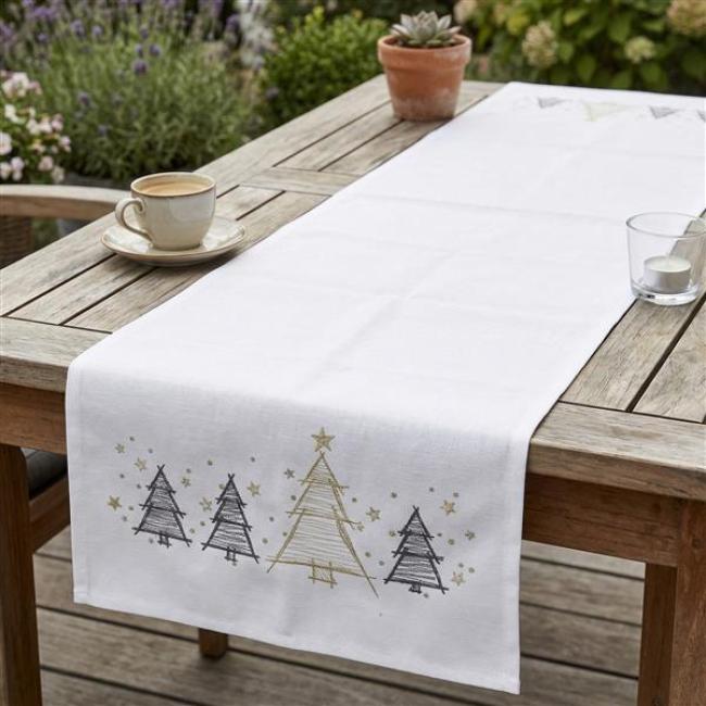 Preview: Tischläufer "Weihnachtsbäumchen" in weiß, 40x140 cm, Mitteldecke bestickt mit Tannenbäumen in gold & anthrazit