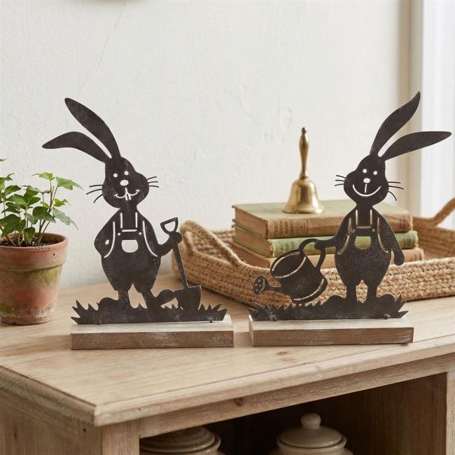 2x Dekofigur Hase "Gartenarbeit" aus Metall, grau, Osterdeko, Osterhase, Figurenset