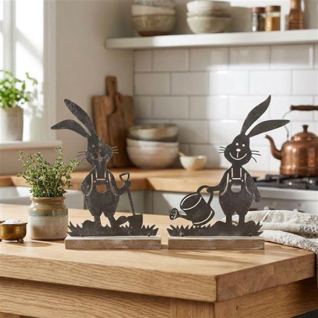 Preview: 2x Dekofigur Hase "Gartenarbeit" aus Metall, grau, Osterdeko, Osterhase, Figurenset