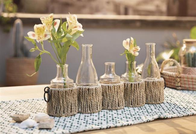 Preview: Vasenset "Flaschen" Vasenhalter aus Papierschnur mit 5 Glasvasen in Flaschenform, Tischdeko, Blumenvase, Tischvase