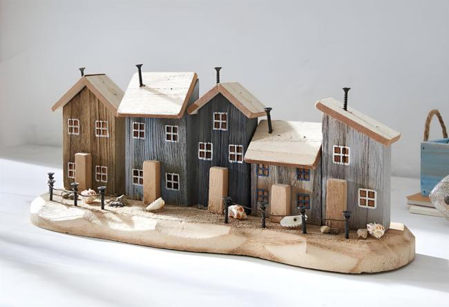 Dekoobjekt "Strandpromenade" aus Holz, Häuser mit Muscheln, Steinen und Sand, maritme Sommerdeko, Holzdeko
