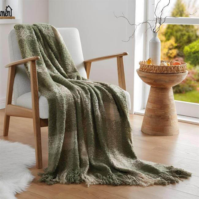 Kuscheldecke "Karo" weich, 127x152 cm, grün, Decke in Webobtik, Sofadecke mit Fransen, Couchdecke, Wohndecke
