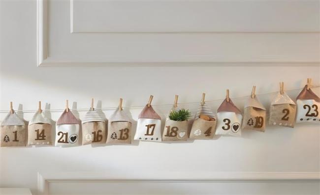 Preview: Adventskalender "Häuschen" aus Stoff mit 24 Säckchen zum Befüllen, Weihnachtskalender zum Aufhängen