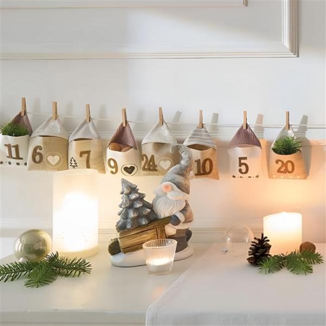 Preview: Adventskalender "Häuschen" aus Stoff mit 24 Säckchen zum Befüllen, Weihnachtskalender zum Aufhängen