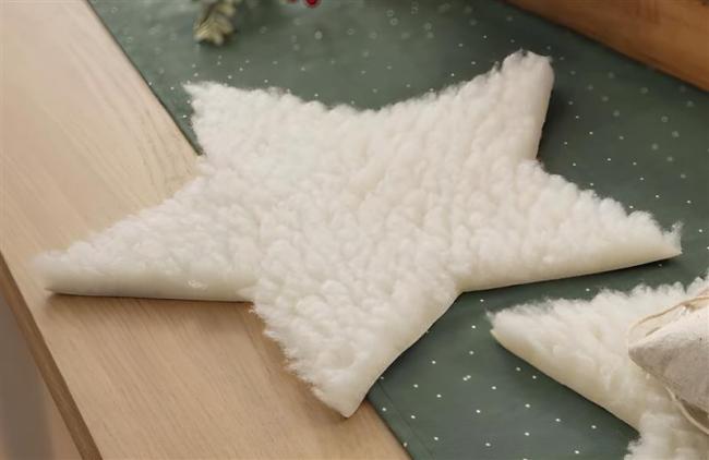 Preview: 2x Dekofell "Stern" in creme, Ø 40 cm, Kunstfell, Tischdeko, Sitzauflage