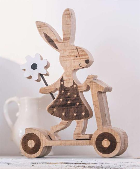 Dekofigur "Hasenmädchen auf Roller" aus recyceltem Holz, Osterhase, Osterdeko, Hasenfigur