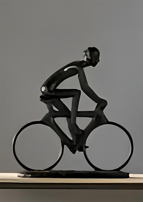 Dekofigur "Rennfahrer" aus Polyresin, mattschwarz, 24x25 cm, moderne Skulptur