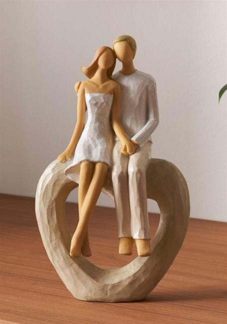 Dekofigur "Liebespaar" aus Polyresin, 22 cm hoch, Pärchen sitzend auf Herz, Skulptur, Dekoherz