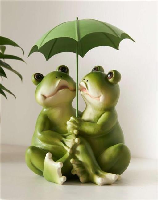 Preview: Dekofigur Froschpaar "Regenschirm" aus Polyresin, grün, 23 cm hoch, Froschfigur, Froschdeko