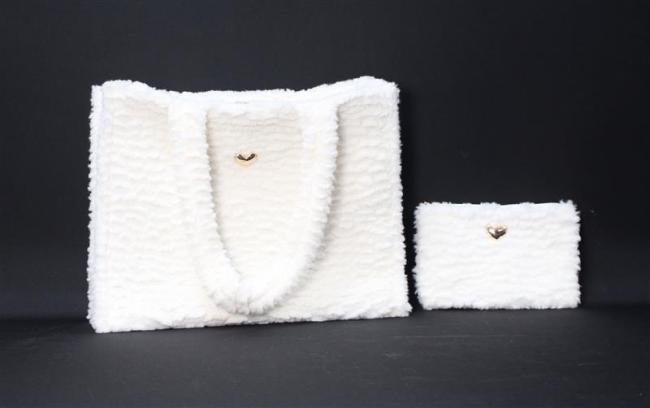 Preview: Tasche + Kosmetiktasche "Kuschelweich" in offwhite, Damen Handtasche mittelgroß, weiß, Henkeltasche, Schultertasche, Taschenset