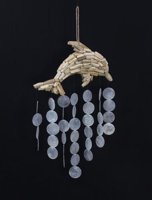 Dekohänger "Delfin" aus Treibholz mit Capizmuscheln, handgefertigt, Hängedeko 54 cm hoch, Windspiel hängend