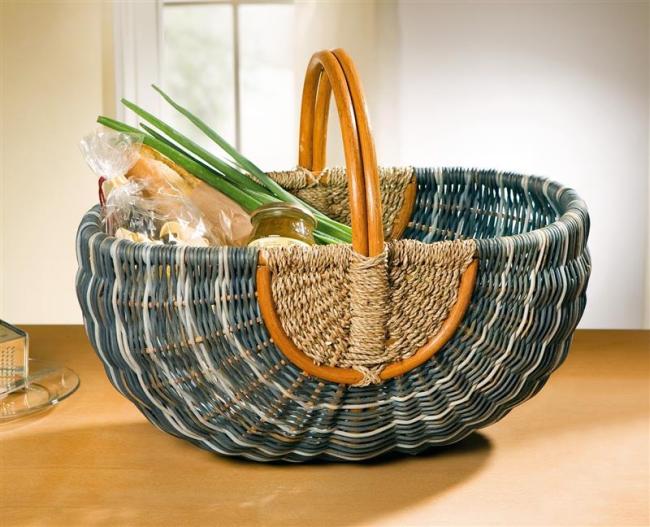 Preview: großer Einkaufskorb aus Rattan, blau / natur, Flechtkorb, Rattankorb, Tragekorb