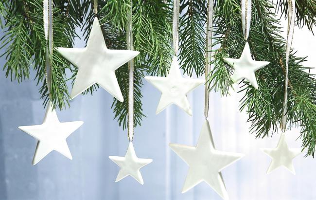 12 Sterne aus Porzellan, weiß, Weihnachtsbaumschmuck, Dekohänger, Weihnachtsdeko, Christbaumschmuck