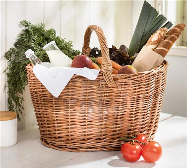 Preview: Großer Einkaufskorb aus Weide mit flachem Tragebügel, gefüllt mit Obst, Gemüse, Brot und Milchflaschen