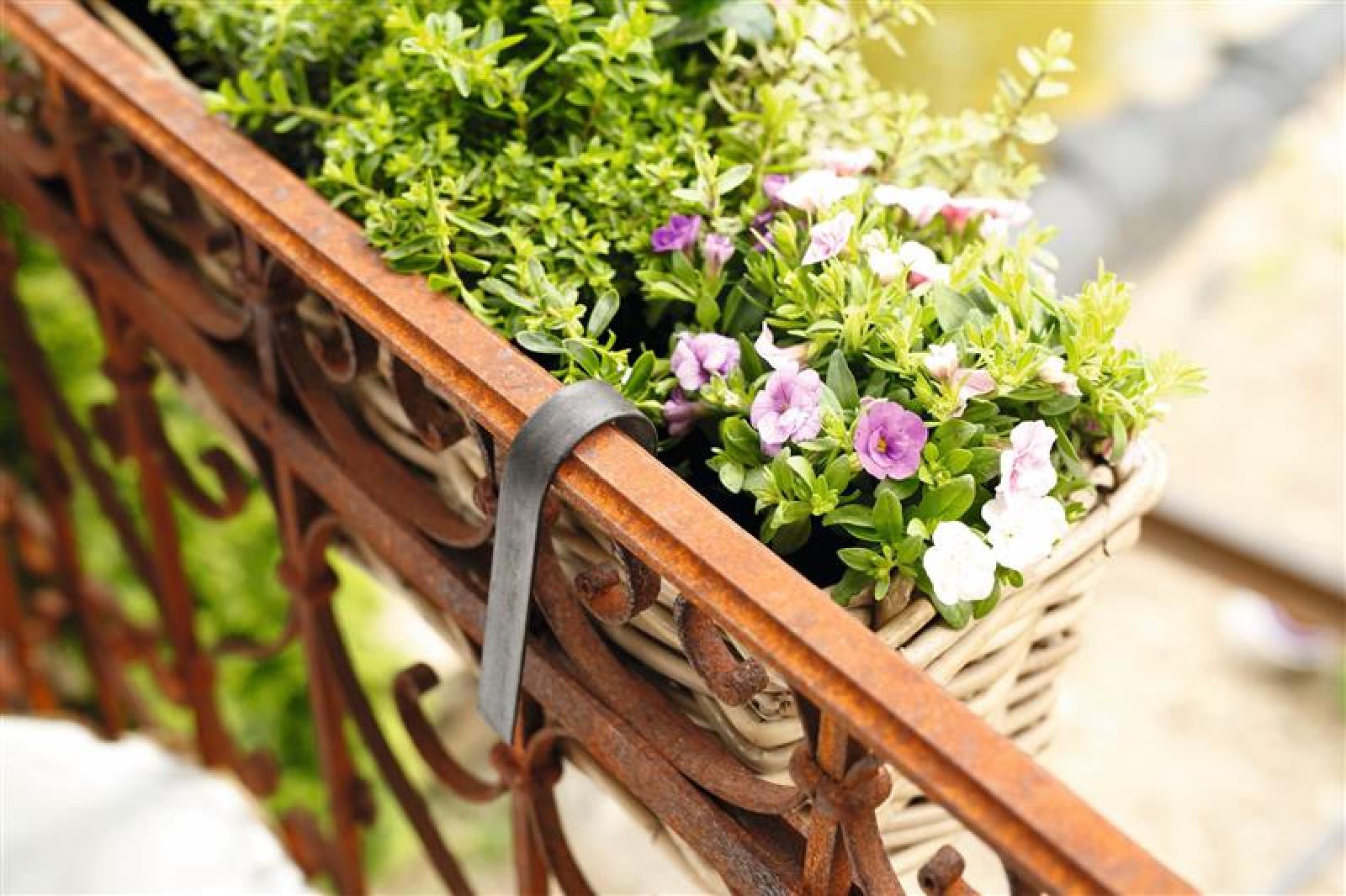 Rattan Pflanzkasten "Koboo Grey" groß, grau, Balkonkasten mit Halterung, Blumenkasten für Draußen, Pflanzgefäß
