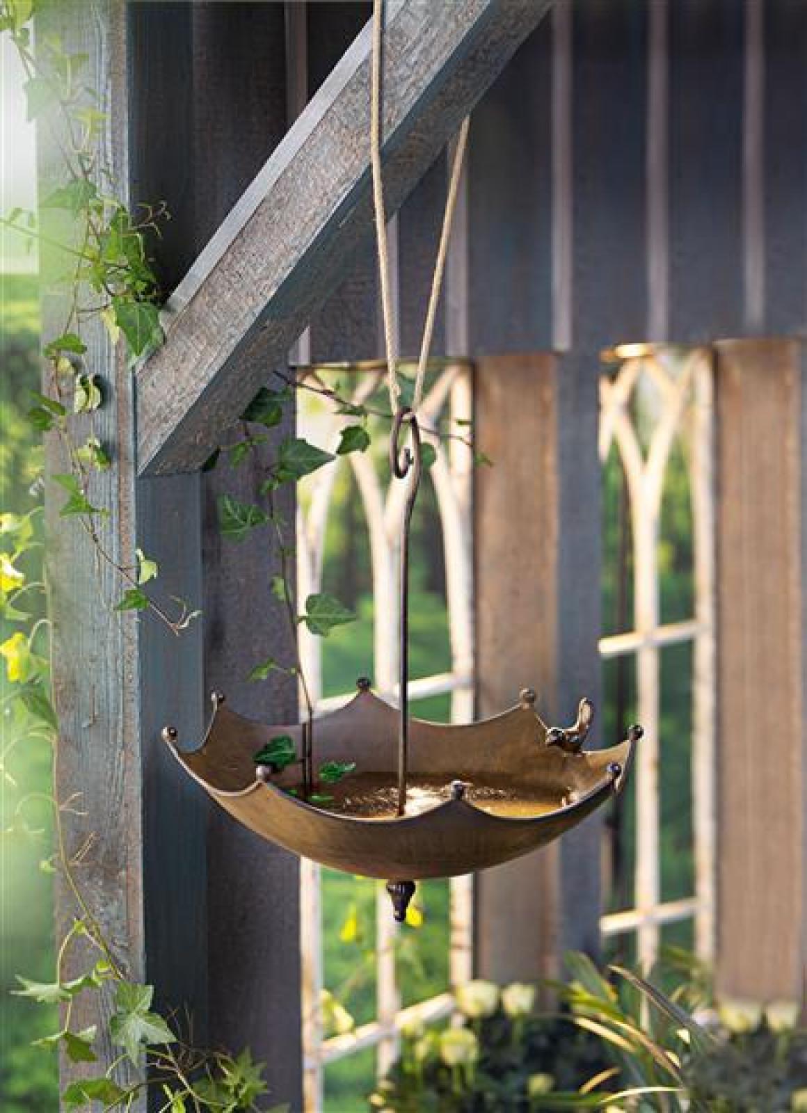 Vogeltränke "Schirm" aus Metall in Rost Optik, hängend, Vogelbad winterfest & frostsicher, Wasserschale, Balkon & Gartendeko für Draußen