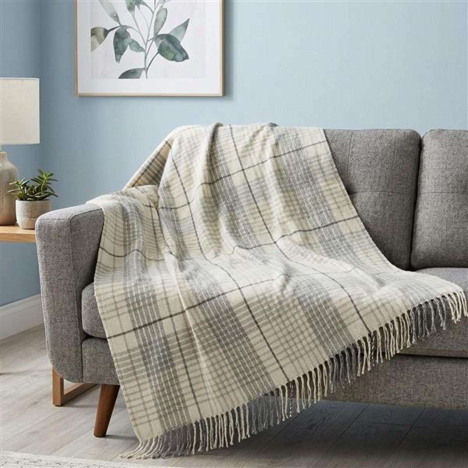 Kuscheldecke "Fringes" in weiß / grau, 150x200 cm, 70% Baumwolle, hochwertige Wohndecke, Sofadecke, Couchdecke