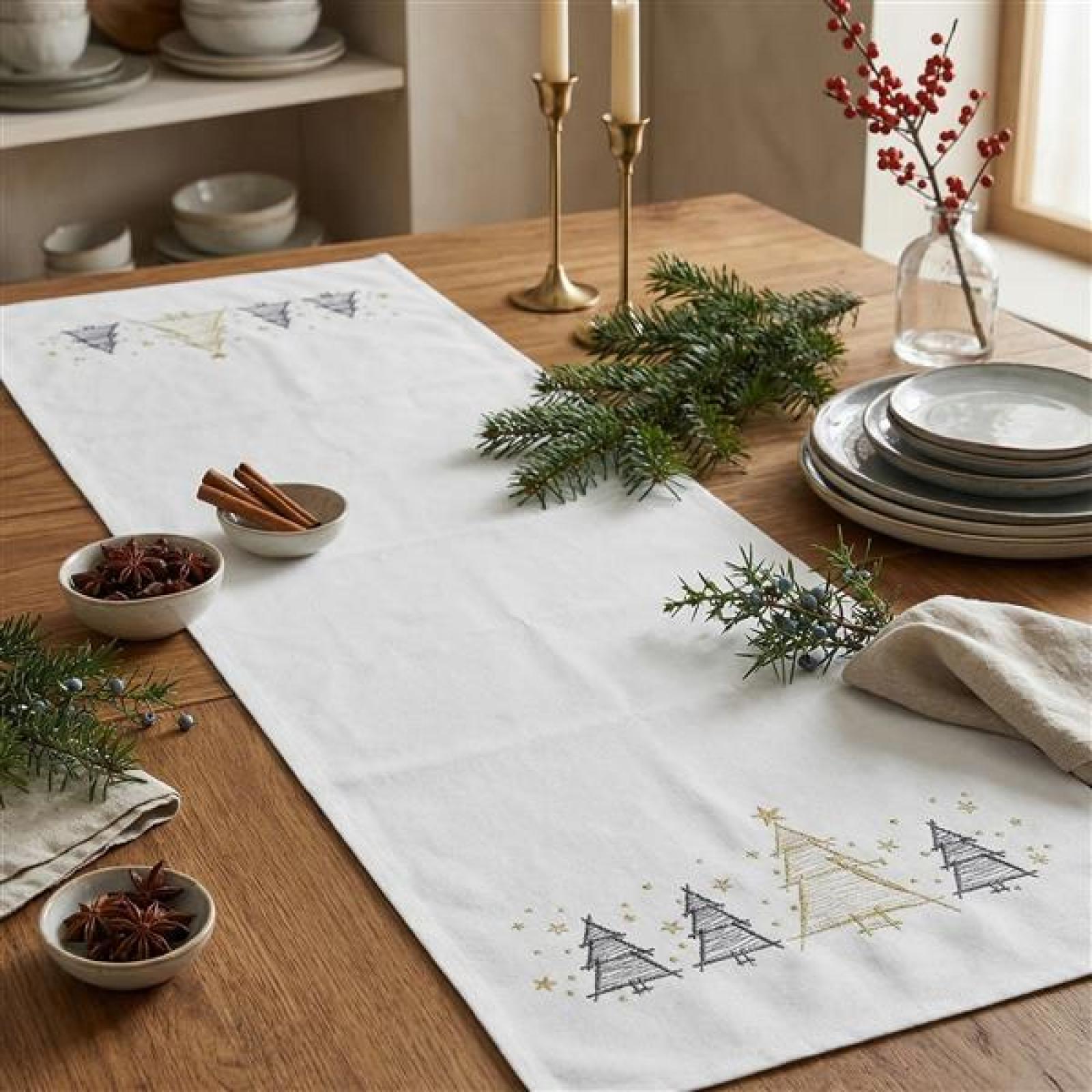 Tischläufer "Weihnachtsbäumchen" in weiß, 40x140 cm, Mitteldecke bestickt mit Tannenbäumen in gold & anthrazit