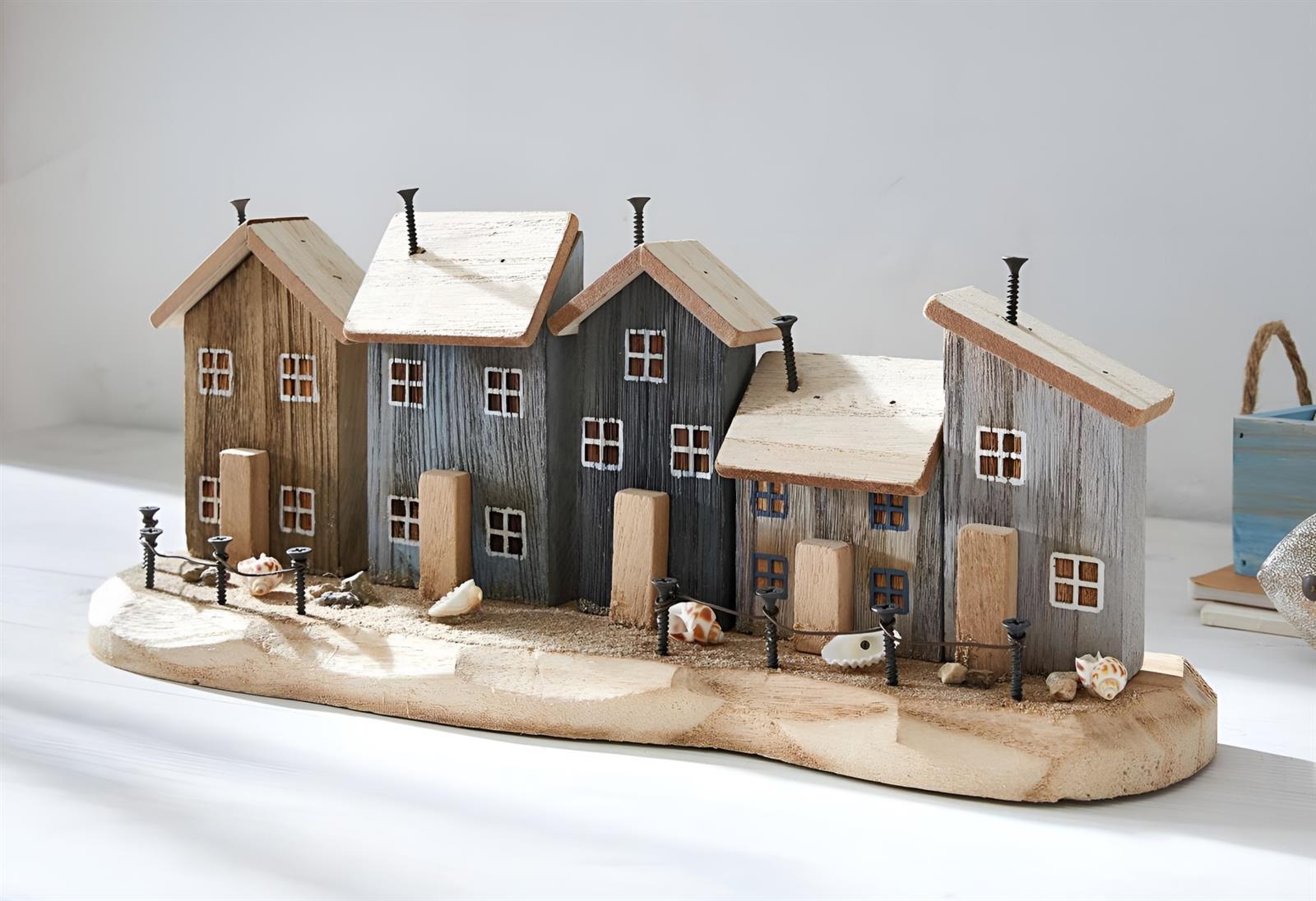 Dekoobjekt "Strandpromenade" aus Holz, Häuser mit Muscheln, Steinen und Sand, maritme Sommerdeko, Holzdeko