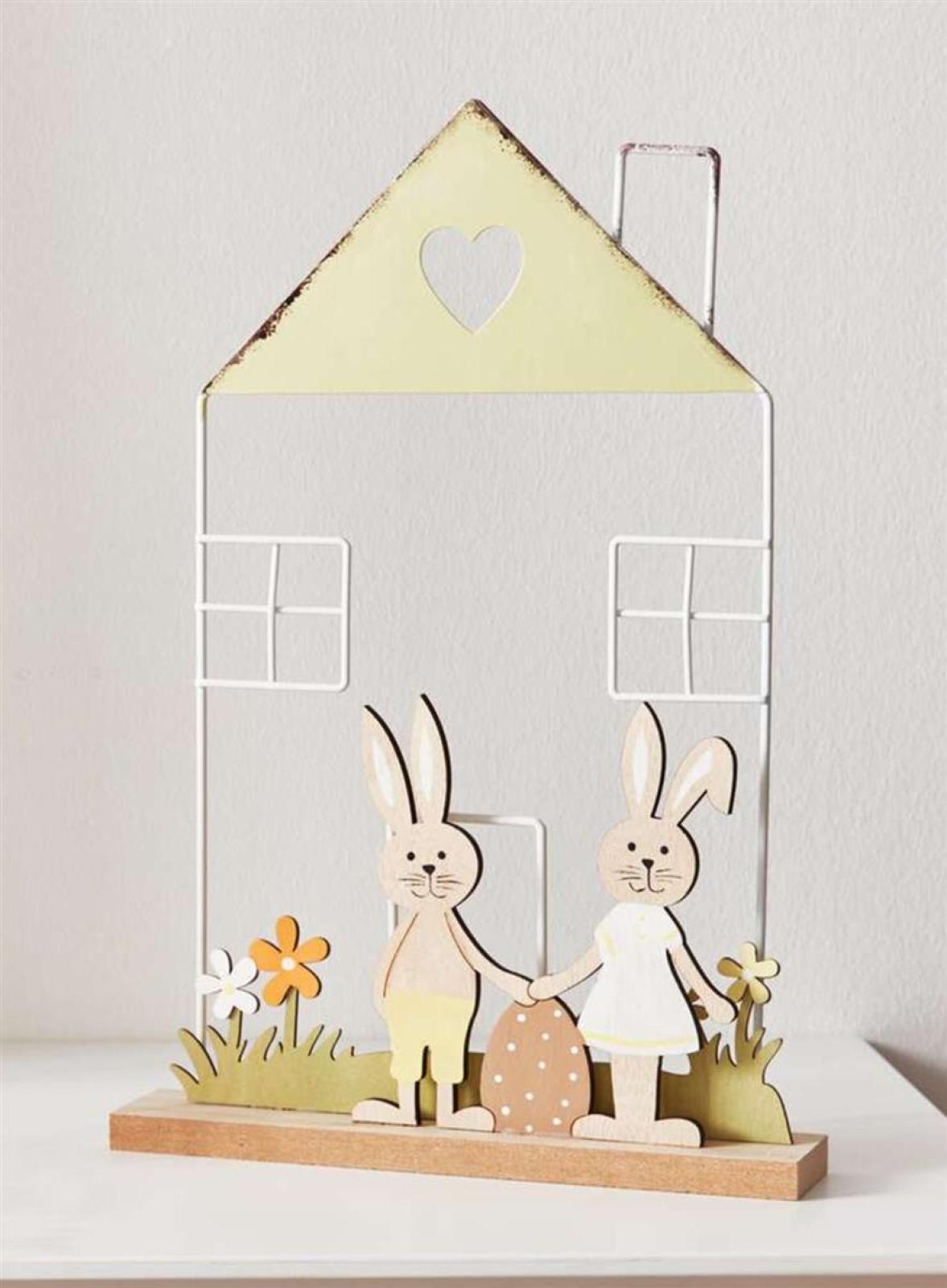 Dekofigur "Hasenhaus" aus Metall & MDF, 2 Osterhasen, Osterei & Blumen, 34 cm hoch, Osterdeko