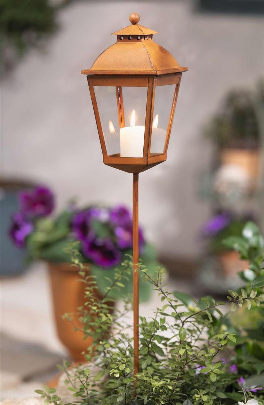 Gartenstecker "Laterne" aus Metall in Rost Optik, 106 cm hoch, rostige Gartenlaterne für Draußen, Outdoor Kerzenhalter wetterfest
