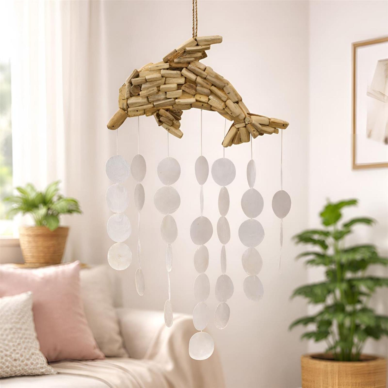 Dekohänger "Delfin" aus Treibholz mit Capizmuscheln, handgefertigt, Hängedeko 54 cm hoch, Windspiel hängend